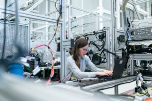 Ingegnere donna che lavora in officina. Immagine di copertina di un articolo di Secondo Welfare su come rilanciare l'innovazione tecnologica e la competitività delle tech company in Europa.