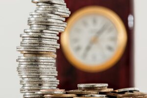 Soldi e orologio. Immagini di copertina di un articolo ripreso da Secondo Welfare in cui Massimo Novarino su Cantiere Terzo Settore evidenzia riduzioni per politiche sociali, disabilità, povertà ed Ets mentre cresce solo il fondo per il Servizio Civile Universale.