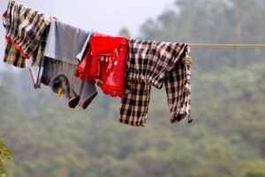 vestiti stesi. Immagine di copertina di un articolo di Secondo Welfare sul ruolo della società civile nel fornire servizi sanitari ai migranti.