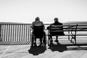 anziani seduti che guardano l'orizzonte. Immagine di copertina di un articolo di Secondo Welfare su come un sistema di welfare eco-sociale possa rispondere alle trasformazioni demografiche e ai nuovi bisogni.