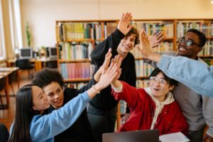 Ragazzi in biblioteca. Immagine di copertina di un articolo di Percorsi di secondo welfare su come rendere i servizi culturali a misura dei giovani.