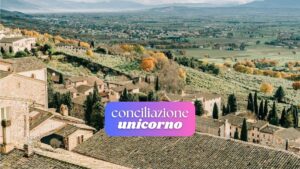 veduta aerea di case e alberi durante il giorno. Foto utilizzata come immagine di copertina per un articolo di Percorsi di secondo welfare sulla conciliazione vita-lavoro nelle aree interne del Paese.