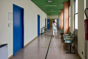 Foto corridoio ospedale. Immagine di copertina di un articolo di Percorsi di secondo welfare su i quindici principi per riformare il sistema sanitario nazionale.