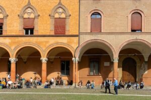Foto dei portici di Bologna. Immagine di copertina di un articolo di Percorsi di secondo welfare sul Piano della città di Bologna che identifica l’economia sociale come una opportunità per tutto il sistema locale