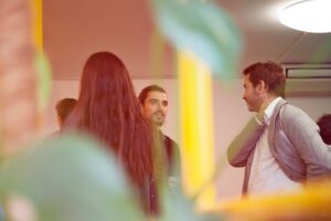 Gruppo di persone che parlano. Immagine di copertina di un articolo di Percorsi di secondo welfare su come dare dare continuità al coinvolgimento per consolidare apprendimenti e relazioni dopo un evento.