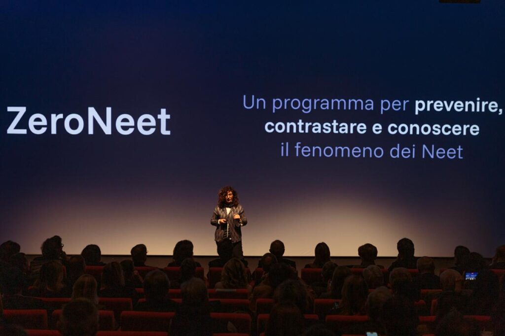 Benedetta Angiari presenta al strategia di Fondazione Cariplo sui NEET. Fonte: Fondazione Cariplo