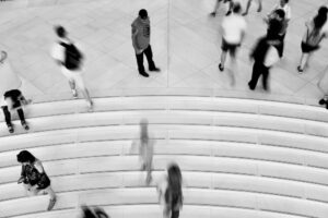 Persone che camminano in bianco e nero. Foto di copertina di un articolo di Percorsi di secondo welfare su come viene affrontato il non-take-up in Europa.