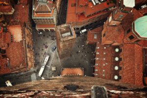 Foto dall'altro di Bologna scattata dalla Torre degli Asinelli. Immagine di copertina di un articolo di Percorsi di secondo welfare sull'esperienza dell'urbanistica di genere a Bologna.