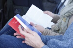 Foto di. Rete Italiana Cultura Popolare, Presentazione del volume "Ci prendiamo cura delle comunità" a Torino. Immagine di copertina di una articolo di Percorsi di secondo welfare sul volume "Ci prendiamo cura delle comunità. Strumenti, metodi, esperienze sull’attivazione di comunità" pubblicato dalla Rete Italiana di Cultura Popolare