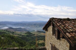 Foto dall'alto dell'Emilia-Romagna. Foto utilizzata come immagine di copertina di un articolo di Percorsi di secondo welfare su Uno studio sulla transizione demografica in corso e prevista in 118 Comuni collocati in montagna, nella collina interna e nella pianura orientale ferrarese individua alcune sfide prioritarie per fronteggiare l’inverno demografico dei prossimi anni.