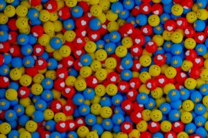 Palline con faccine, cuori e pollici alzati. Foto utilizzata come immagine di copertina di un articolo di Percorsi di secondo welfare su come misurare il social well-being e la survey del progetto CITYBLE.