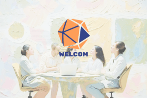 Persone riunite intorno a un tavolo con il logo di Welcom - Manager del Welfare di Comunità. Immagine di copertina di un articolo di Percorsi di secondo welfare sulle cinque posture per il lavoro sociale di comunità