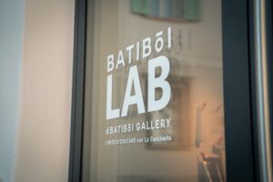 L'ingresso di Batibōi, esperienza di welfare culturale nata a Cles, in provincia di Trento, che ha trasformato uno spazio espositivo in un centro di creatività condivisa, promuovendo l’arte come strumento di inclusione, benessere e sviluppo territoriale. Ne parla Secondo Welfare in un articolo.