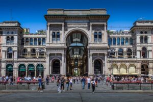 Persone che camminano in piazza Duomo a Milano. Immagine di copertina di un articolo di Percorsi di secondo welfare sullo sviluppo dell’economia sociale nel Comune di Milano