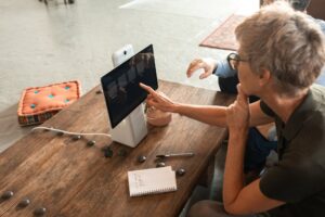 Signora che usa un tablet. Immagine di copertina di un articolo di Percorsi di secondo welfare sul bando Dritti al Punto che vuole ridurre il divario digitale in Italia.