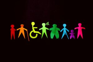 disegno persone con disabilità. Immagine di copertina di un articolo di Percorsi di secondo welfare sulla ricerca “Disabilità e povertà nelle famiglie italiane”.