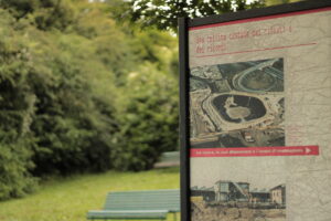 Uno dei cartelli realizzati grazie al progetto "Il ponte della memoria". Nella foto, quello che si trova ai piedi della vasca di stoccaggio di Seveso. Fonte: Emanuela Macelloni.