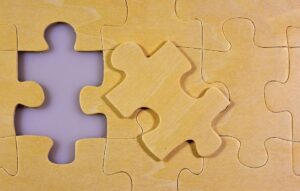 Foto di un puzzle. Immagine di copertina di un articolo di Percorsi di secondo welfare sull'indagine sulla governance delle Fondazioni di origine bancaria, che evidenziano una svolta in chiave collaborativa per promuovere cambiamenti a livello territoriale