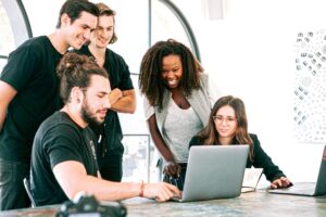 Gruppo di giovani davanti al computer. Immagine di copertina di un articolo di Percorsi di secondo welfare sul bando CiviCo25, promosso da Fondazione Finanza Etica e Ashoka Italia