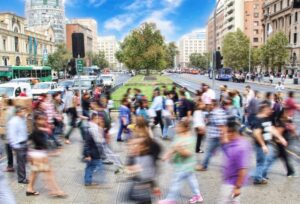 Persone che corrono in citta. Immagine di copertina dell'articolo di Franca Maino "Conoscere, realizzare e ideare: tre leve per le comunità locali che apprendono" Pubblicato su Percorsi di secondo welfare