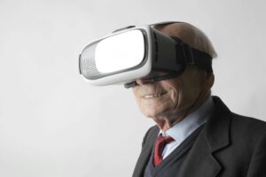 un uomo anziano con un visore di realtà aumentata. immagine di copertina di un articolo di secondo welfare sull'innovazione del sistema sanitario nazionale