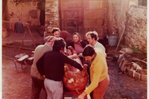Gonnoscodina, 1972-74: Montixi Edvige Frau Quintino e fratelli macellano il maiale nel cortile di casa - Foto: Riverrun / Memorabilia