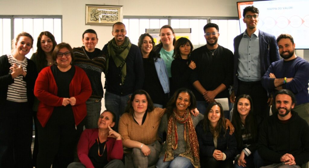 Foto di alcuni partecipanti a uno dei momenti di lavoro della Coalizione "Che Italia!" per cambiare la narrazione sulle migrazioni 