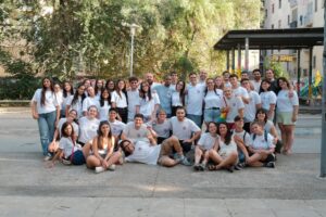 Una foto di gruppo dell'ultimo camp estivo del progetto "Bella Storia. La tua" realizzato da Fondazione Unipolis. È l'immagine di copertina di un articolo pubblicato da Percorsi di secondo welfare che racconta cosa è successo durante i tre giorni del camp ai 50 ragazzi e ragazze che vi hanno preso parte.