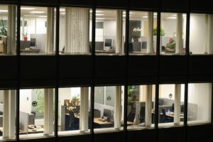 foto vetrate degli uffici. Immagine di copertina di un articolo di percorsi di secondo welfare su report annuale di Assolombarda