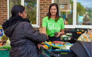 Una foto di una volontaria di Felix project. Immagine di copertina di un articolo di Percorsi di secondo welfare su Un’importante organizzazione inglese attiva nell’ambito del recupero del cibo e della lotta alla fame ha usato il digitale come leva per crescere