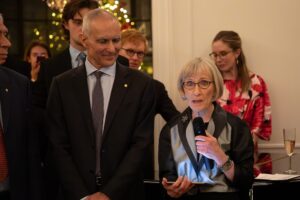 Claudia Goldin quando ha ricevuto il Premio nobel per l'economia. Immagine di copertina di un articolo di Paolo Riva sull'ultimo studio di Claudia Goldin
