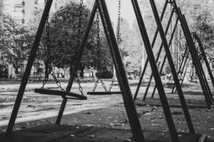 altalene vuote in bianco e nero. Foto di copertina di un articolo di Percorsi di Secondo Welfare sul calo demografico che non deve farci paura