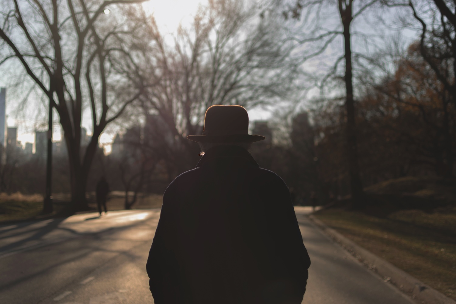 Donna anziana con cappello nel parco. Immagine di copertina di un articolo della rivista Nessi sulla povertà relazionale tra gli anziani, scritto da Marco Arlotti, Luigi Bernardi e Mariateresa Ciommi