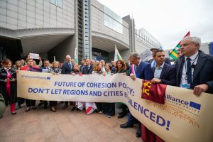 Una manifestazione del Comitato Europeo delle Regioni fuori dal Parlamento Europeo per difendere la Politica di Coesione UE, lo scorso ottobre - Foto: European Committee of the Regions, 2025