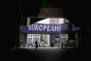 Uno scorcio della sede del Parlamento Europeo a Bruxelles. Immagine di copertina di un articolo di Maurizio Ferrera sul Corriere della Sera in cui si parla di Unione Sociale. Articolo ripreso anche su Percorsi di Secondo Welfare.