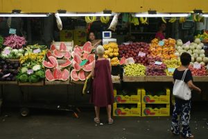 mercato frutta e verdura. Immagine di copertina di un articolo di Percorsi di Secondo Welfare sulla povertà alimentare