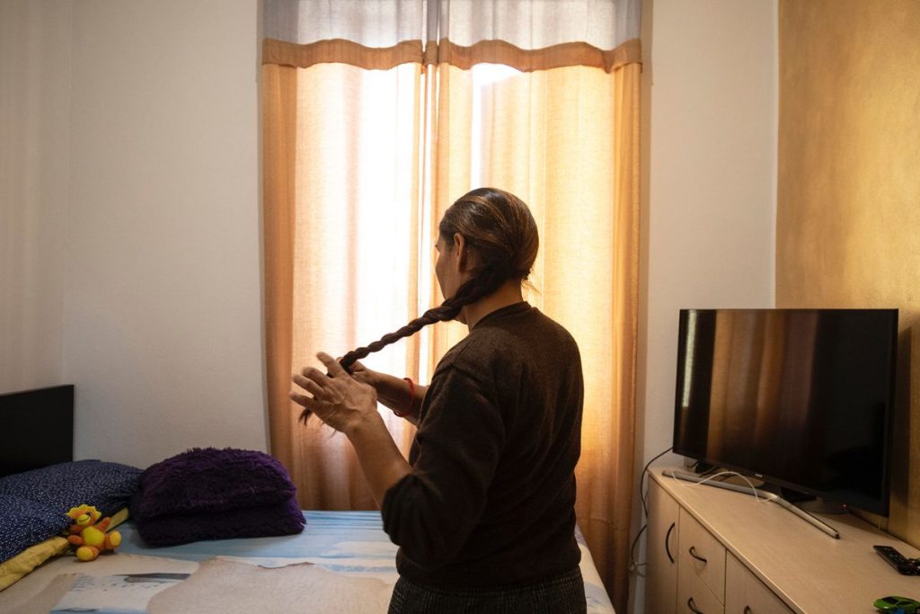 Dora, nella casa che ha acquistato grazie a un mututo e all'accompagnamento della Casa della Carità - Foto di Marco Garofalo