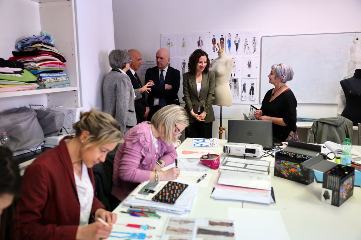 La vice presidente esecutiva della Commissione UE per i diritti sociali Roxana Mînzatu visita alcuni progetti finanziati da fondi UE in Italia, aprile 2025 - Foto: European Union, 2025