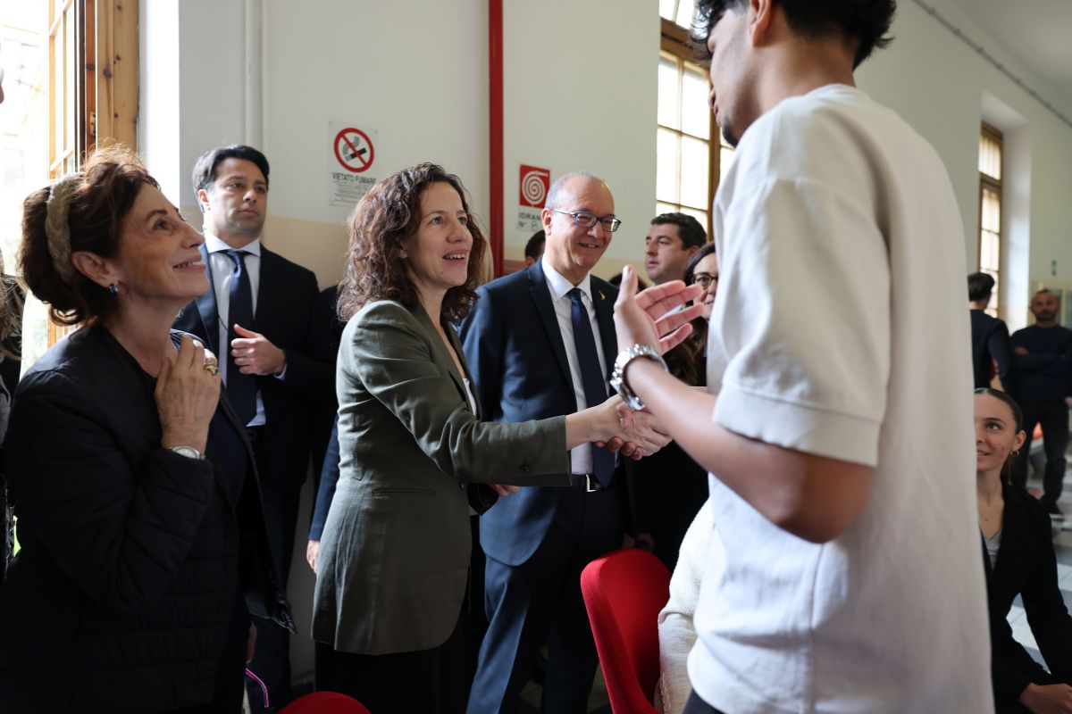 La vice presidente esecutiva della Commissione UE per i diritti sociali Roxana Mînzatu visita alcuni progetti finanziati da fondi UE in Italia, aprile 2025 - Foto: European Union, 2025