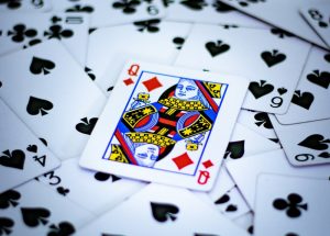 La regina di quadri in mezzo a picche e fiori. Immagine di copertina di un articolo sul progetto Regina di Denari, CGIL, CISL e UIL hanno sviluppato un percorso di educazione finanziaria rivolto alle donne vittime di violenza. Pubblicato su Percorsi di Secondo Welfare.