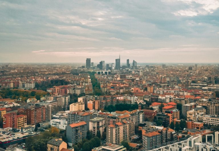 Milano vista dall'alto. Immagine di copertina di un articolo di Percorsi di Secondo Welfare su come il Terzo Settore milanese affronta il tema dell'abitare