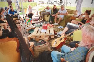 Il salotto urbano, una delle fasi di sviluppo di Want to BI, progetto di welfare giovanile promosso da Fondazione Cassa di Risparmio di Biella e accompagnato da Percorsi di Secondo Welfare