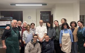 Lo Chef Enrico Crippa con i volontari della mensa Caritas di Alba