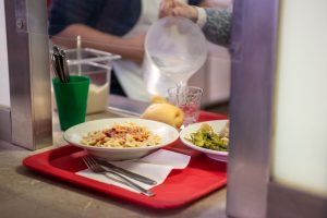 foto dell’esperienza delle Cucine Economiche Popolari di Padova. Immagine di copertina di un articolo di Percorsi di Secondo Welfare su servizi di prossimità a persone fragili ha sviluppato un sistema di monitoraggio strutturato per leggere più consapevolmente ciò che accade all’interno dei servizi.