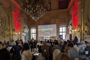 Il convegno “Costruire una Compassionate City. La roadmap del progetto a Torino”, promosso da Fondazione FARO e Fondazione Piemontese per la Ricerca sul Cancro insieme alla Città di Torino e con il sostegno della Fondazione Compagnia di San Paolo, ha rappresentato un’importante occasione di confronto tra professionisti, istituzioni, ricercatori e attori del terzo settore. L’incontro, svoltosi il 16 aprile presso il Circolo dei Lettori, ha messo sul tavolo domande oggi cruciali: come ripartire la responsabilità della cura tra servizi, istituzioni, famiglie e cittadini, e come rendere le reti sociali elementi strutturali, non residuali, del sistema di welfare.
