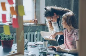 Due donne parlano in ufficio. Immagine di copertina dell'articolo "Dalla diffusione all’integrazione: il welfare aziendale entra in una nuova fase" sull'Osservatorio Welfare 2026 di DoubleYou