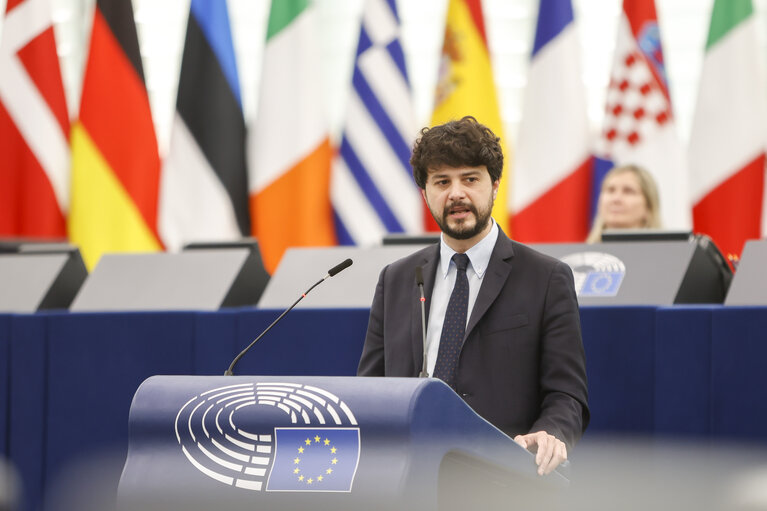 L'europarlamentare italiano Brando Benifei interviene nel corso di un dibattito sulla Garanzia per l'infanzia - Foto: Union Europea, Parlamento Europeo, 2022
