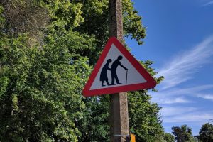 Un cartello con due persone anziane stilizzate.