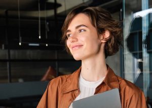 Una ragazza felice in ufficio. Immagine di copertina di un articolo di Percorsi di Secondo Welfare sull'Osservatorio Welfare 2026 del provider DoubleYou