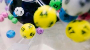 Palline della lotteria in una macchina estrattrice